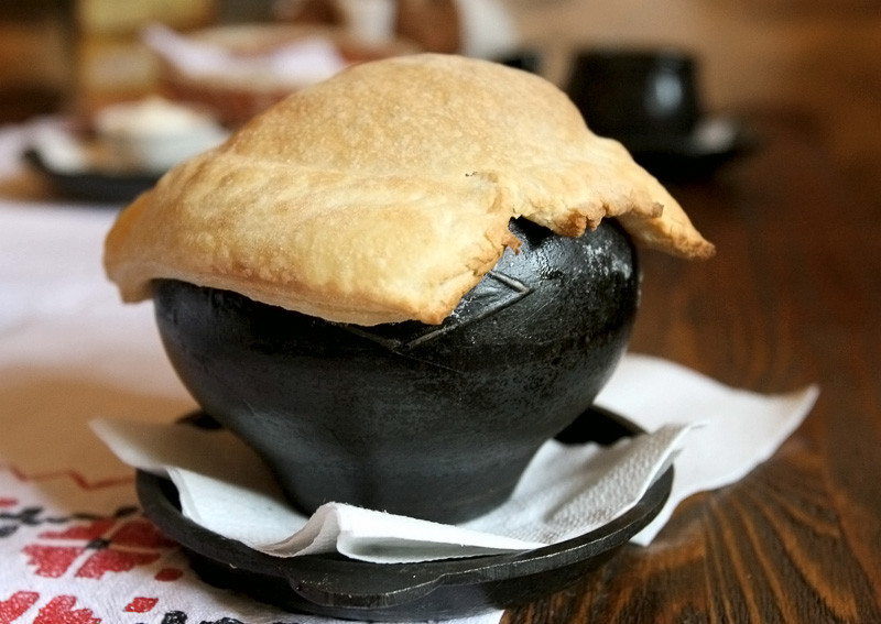 “采拉霍夫斯基红菜汤”-用铁罐装汤，上面覆盖一层煎饼