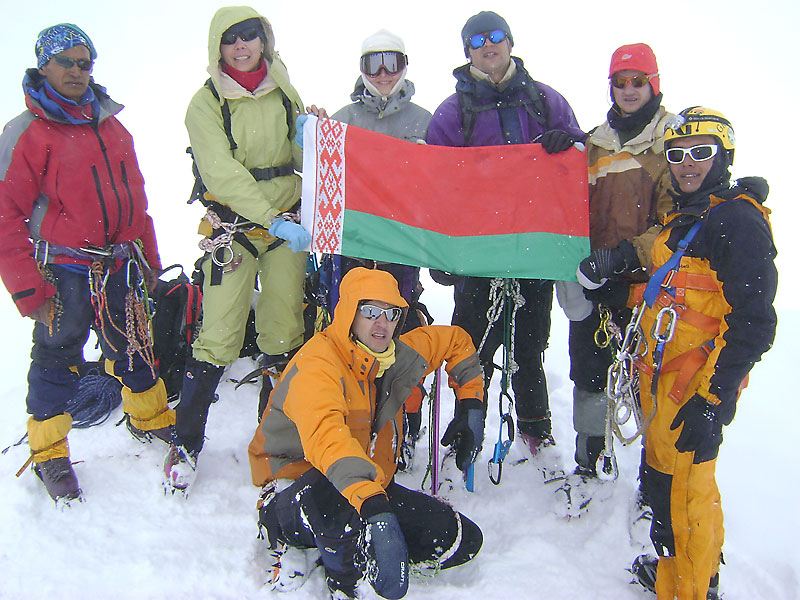 喜玛拉雅峰岛峰上的白俄罗斯国旗