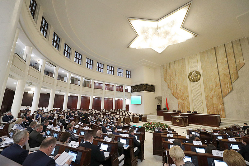 政府大楼椭圆形会议大厅，在这里举办众议院全体会议