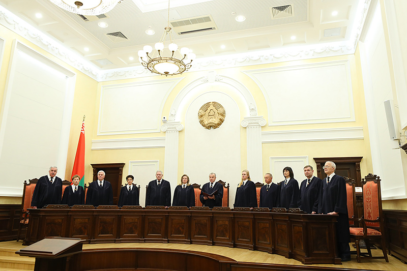 向总统和国民议会宣布宪法法院咨文的最后部分期间（2020年3月份）