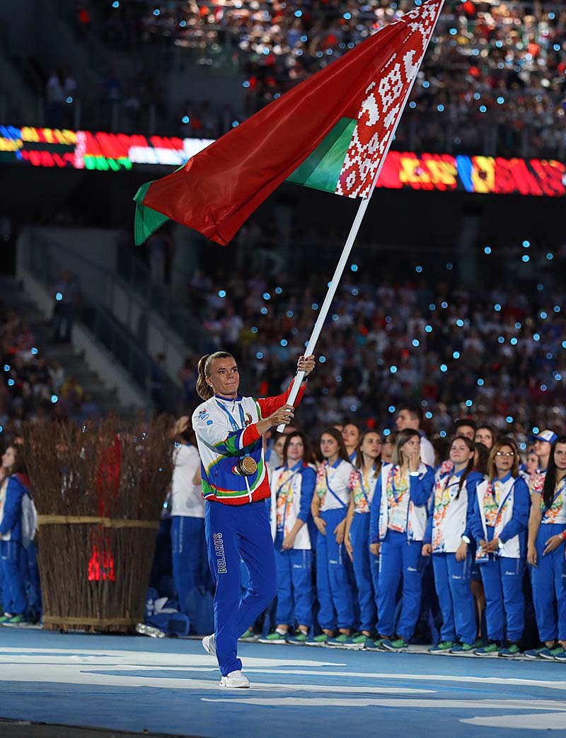 Флагоносец команды Беларуси - двукратная чемпионка II Европейских игр в гребле на байдарках Марина Литвинчук