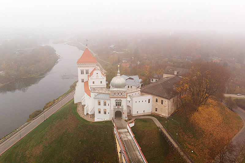 Старый замок в тумане