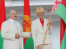 Глава государства, Президент Национального олимпийского комитета Александр Лукашенко и прославленная белорусская спортсменка Екатерина Карстен