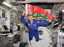 Космонавт Олег Новицкий с флагом Беларуси