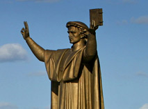 Памятник Франциску Скорине у Национальной библиотеки