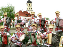 Молодые музыканты с белорусскими народными инструментами