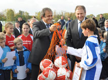 Президент УЕФА Мишель Платини и Вице-премьер Беларуси Сергей Румас награждают победителей турнира среди детских футбольных команд