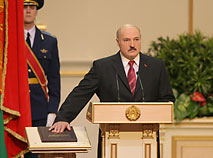 Aleksandr Lukashenko takes the oath of allegiance to the Belarusian nation