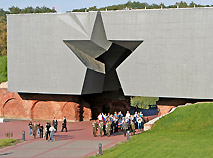 Мемориал начинается с монументального главного входа в виде огромной звезды, прорезанной в бетонном блоке