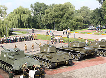 Экспозиция военной техники в Брестской крепости