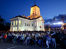 Концерты живой музыки под открытым небом у столичной Ратуши