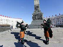 Британские волынщики у монумента Победы в Минске