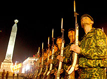 Рота почетного караула готовится к шествию в честь Дня Победы