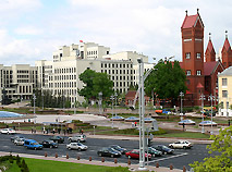 Вид на здание Дома Правительства и костёл святого Симеона и святой Елены (Красный костёл)