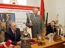 Aleksandr Medved presents the Olympic 1980 torch to the Museum of Olympic Fame