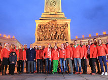 Belarusian athletes after Sochi 2014 Winter Olympics lay flowers at Victory Square