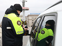 Праверка дакументаў інспектарам ДАІ