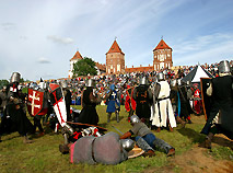 Рыцарскія баі каля сцен Мірскага замка