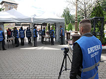 Меры бяспекі перад пачаткам вялікага мерапрыемства: гледачы праходзяць праз зону нагляду