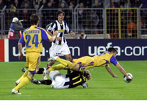 BATE vs Juventus. Aleksandr Valadzko and Pavel Nedved