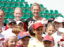 Виктория Азаренко дала мастер-класс юным теннисистам в Минске (2012)