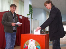 Students cast their ballots in Mogilev in 2008