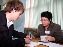 Выдача бюллетеня избирателю, Могилев, 2008