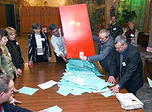 Наблюдатели контролируют вскрытие урн для голосования, Гомель, 2006