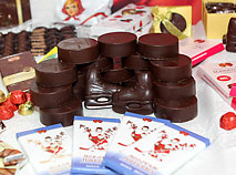 Ice Hockey in Chocolate, a new product line of the Kommunarka confectionary. The company has developed new chocolate products that will have the form of a puck and a figurine of a hockey player, as well as other sweet goods.