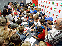 Руслан Салей дает автографы юным хоккеистам