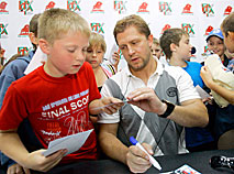 Ruslan Salei with young hockey players and fans in Minsk