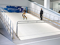 A Gornostai simulator in Solnechnaya Dolina: a band with a special surface goes upward at a 40% inclination while a fully equipped skier performs all the moves and turnings along the track.