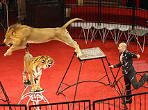 Egyptian Hamada Kuta’s The Orient show with tigers and lions at Gomel Circus