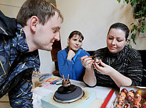 В Музее белорусского народного искусства в деревне Раубичи проходят мастер-классы по росписи пасхальных яиц.