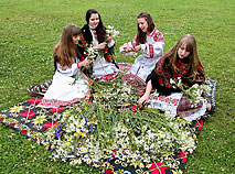 Белорусские девушки и сегодня плетут перед Купальем красивые венки из полевых цветов, чтобы погадать на суженого