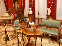 Interior decor of Red Living Room at the the Gomel Palace