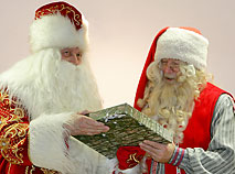 Белорусский Дед Мороз и финский Санта-Клаус (Йоулупукки) встретились в Минске (2010)