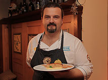 Шеф-повар Александр Чикилевский с десертом 