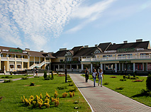 The hotel and shopping center Izumrud in the town of Krugloye