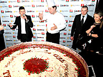 Teo presents a gigantic 100kg cheesecake