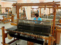 Manned wooden machine-tools in Slutsk make beautiful Belarusian towels and tablecloths