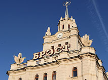 Знаменитая башня Брестского вокзала с часами