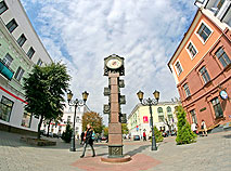 Атмосферные часы с городской геральдикой в Бресте