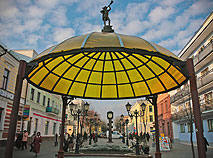 Дэкаратыўная альтанка са скульптурай трубача на вуліцы Савецкай