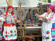 现今白俄罗斯女工仍使用古时织布机