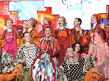娜杰日达•巴布金娜和“俄罗斯歌曲”乐团在维捷布斯克（2012年）
