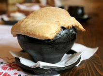 “采拉霍夫斯基红菜汤”-用铁罐装汤，上面覆盖一层煎饼