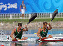 北京奥林匹克运动会瓦丁•马赫涅夫和罗马•佩特鲁申科在双人皮艇比赛中比赛获得铜牌
