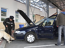 格罗德诺地区海关工作人员在布列斯托维察边境口岸检查车辆