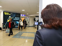 乘客在明斯克国家机场用热像仪通过卫生检疫控制。